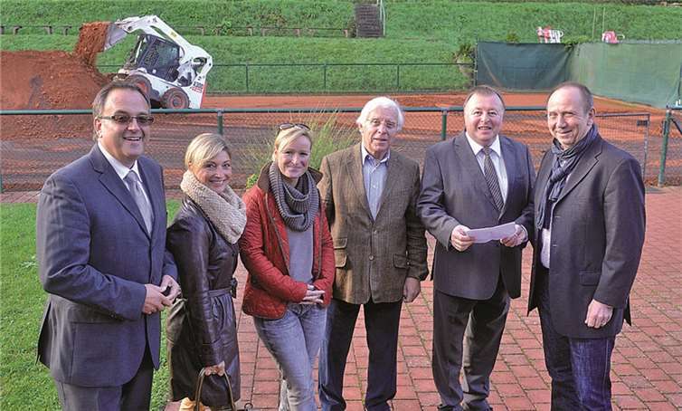 Beim TC in der Bad Breisiger Brunnenstraße wird gebaggert und gebaut - der Kreis Ahrweiler hilft mit: Bernd Weidenbach (v.l.), Rosemarie Neikes, Andrea Gräfin von Spee, Fritz Langenhorst, Dr. Jürgen Pföhler und Uli Adams. privat