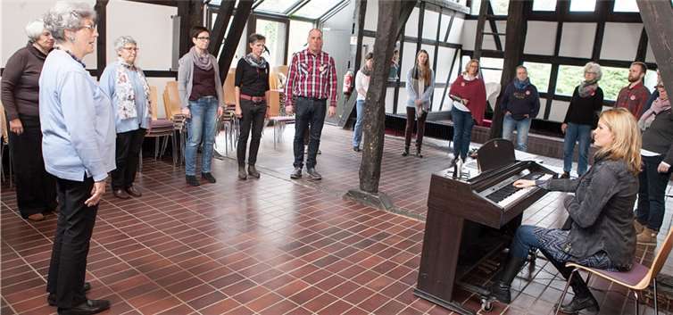 Beim „Tag der Musik und Begegnung“ im Pfarrheim von Villip gab es auch eine interessante Stimmbildung-Übung mit Sopranistin Wibke Anton.Jost