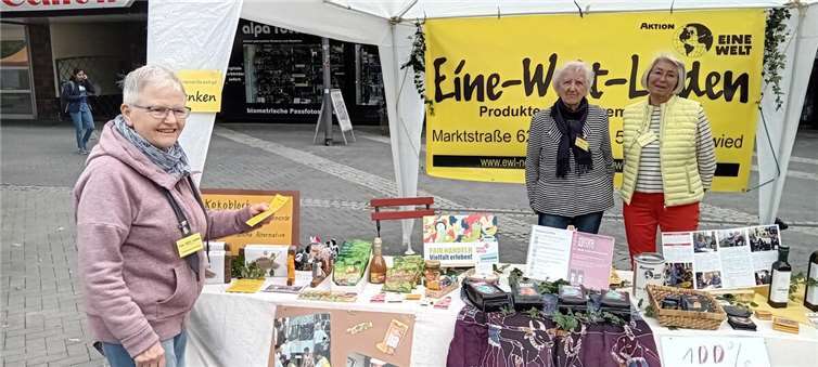 Beim Tag der Vereine informierten Theresia Knieke, Uschi Linnig und Brigitte Stracke über den fairen Handel und den Neuwieder Eine-Welt-Laden, der in diesem Jahr sein 45-jähriges Bestehen feiert. Foto: privat