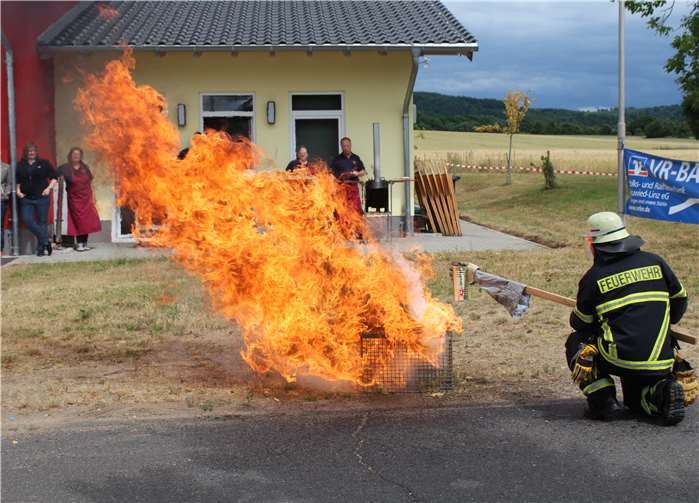 Beim Tag der offene Tür demonstrierte die Dattenberger Wehr mit einer Schauübung ihre Leistungsfähigkeit. privat