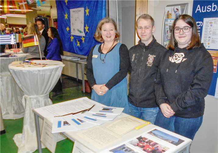 Beim Tag der offenen Tür 2020 wurden Rezeptsammlungen verkauft (v.li.n.re.): Anja Sander, Nils Schmitz und Mara Schabo (damalige SchülerInnen). Foto: privat