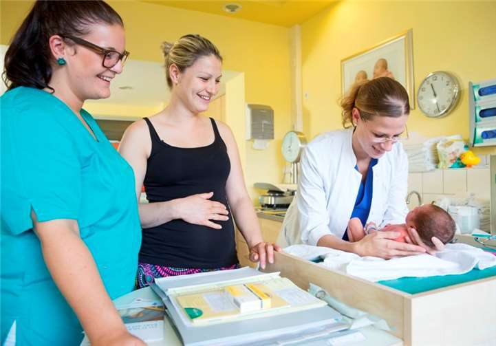 Beim Tag der offenen Tür am 11. März können die werdenden Eltern auch die Integrative Wochenstation umfassend kennenlernen.