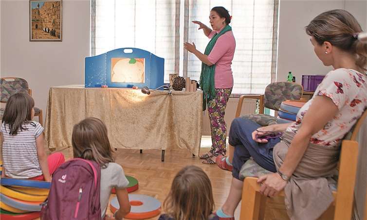 Beim Tag der offenen Tür anlässlich des Jubiläums der Öffentlichen Bücherei Rheinbach gab es auch ein japanisches Kamishibai-Erzähltheater zu sehen. JOST