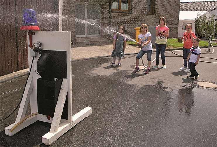 Beim Tag der offenen Tür der Löschgruppe Leimersdorf in Oeverich zielte der Nachwuchs mit einem D-Strahlrohr auf ein Feuerwehr-Blaulicht.