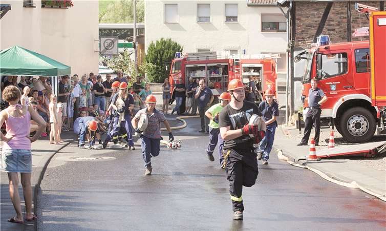 Beim Tag der offenen Tür der Löschgruppe Niederbachem zeigte die Jugendfeuerwehr bei einer Übung auf der Bergstraße ihr Können.JOST