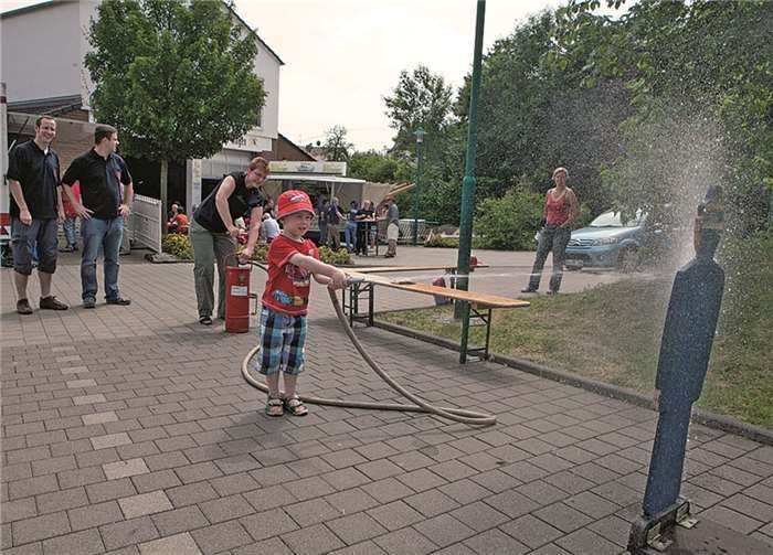Beim Tag der offenen Tür der Löschgruppe Ringen vergnügten sich die Kinder bei spannenden Spielen wie dem Zielspritzen auf den Feuerwehrmann.  -VJ-