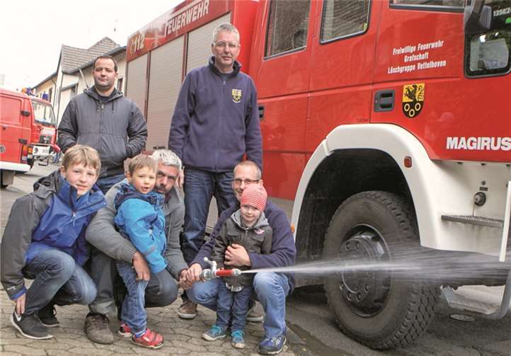 Beim Tag der offenen Tür der Löschgruppe Vettelhoven übte der Nachwuchs schon einmal am Tanklöschfahrzeug, mit der Wasserspritze umzugehen. JOST