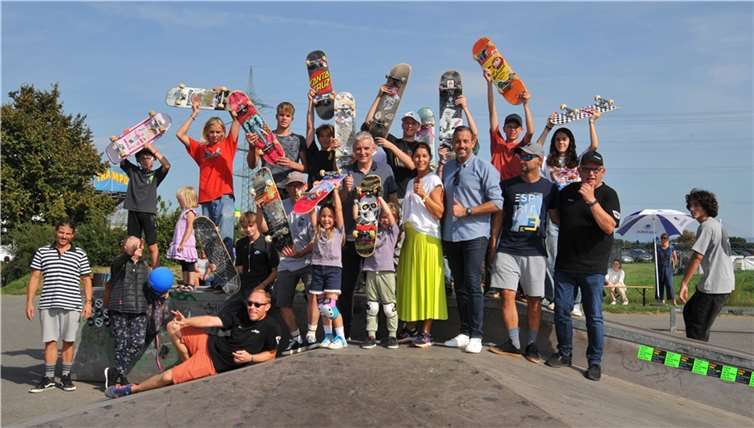 Beim Tag der offenen Tür im JUZ stand auch ein Skater-Contest auf dem Programm. Da kam auch die Stadtspitze mit Oberbürgermeister Christian Greiner und Bürgermeister Claus Peitz vorbei, um sich die tollen Vorführungen anzuschauen.  Foto: Stadt Andernach/Maurer