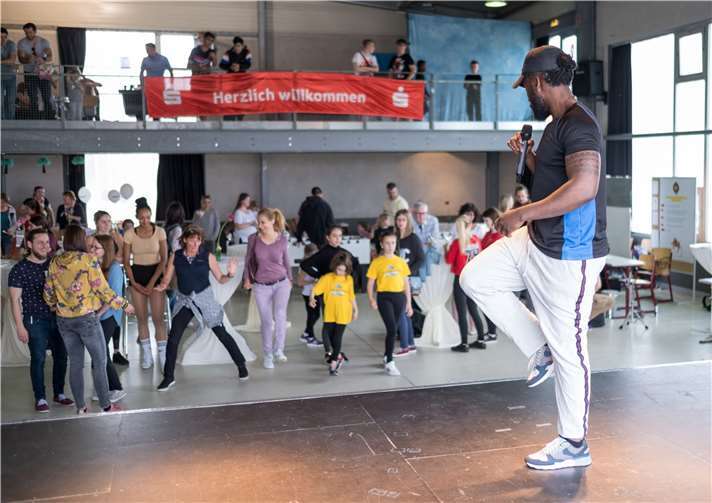 Beim Tag der offenen Tür im Jugendzentrum wurde ein buntes Programm geboten: Auch das Tanzen kam nicht zu kurz.Fotos: JuZ