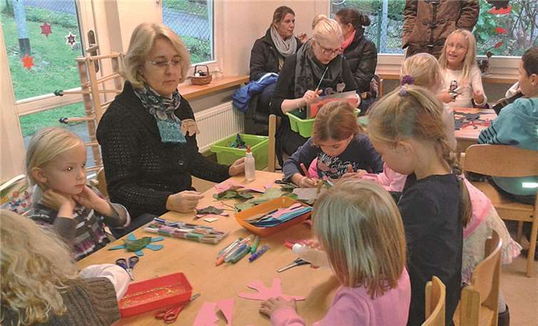 Beim Tag der offenen Tür können die Kinder erste Freundschaften knüpfen, während die Eltern sich informieren.privat
