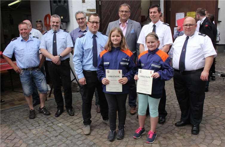 Beim Tag der offenen Tür konnten mit Jan-Luca und Marvin Barz (beide fehlen auf dem Bild), Amelie Dünchel und Lena-Mae Weber vier neue Mitglieder in die Jugendfeuerwehr aufgenommen werden. WER