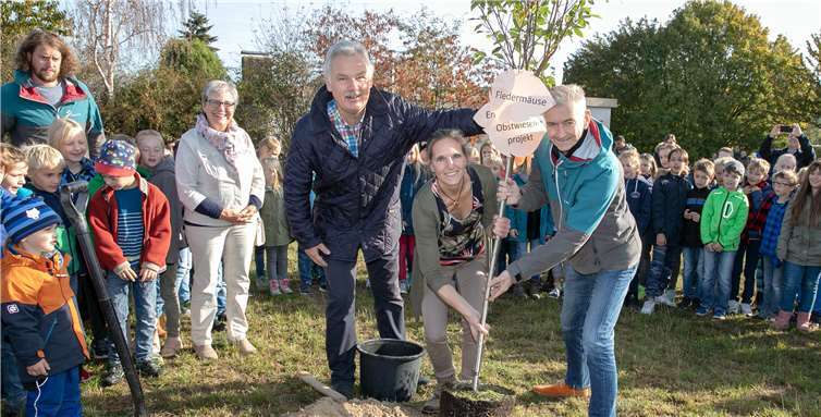 Die Ernennung zur Naturparkschule wurde mit 30 Entdecker-Westen gefeiert Beim Tag der offenen Tür pflanzte die katholische Grundschule Merzbach eine Felsenbirne im oberen Schulhof. Bürgermeister Stefan Raetz, Schulleiterin Sandra Bureš und Naturpark-Geschäftsführer Harald Sauer packten dabei mit an.. JOST