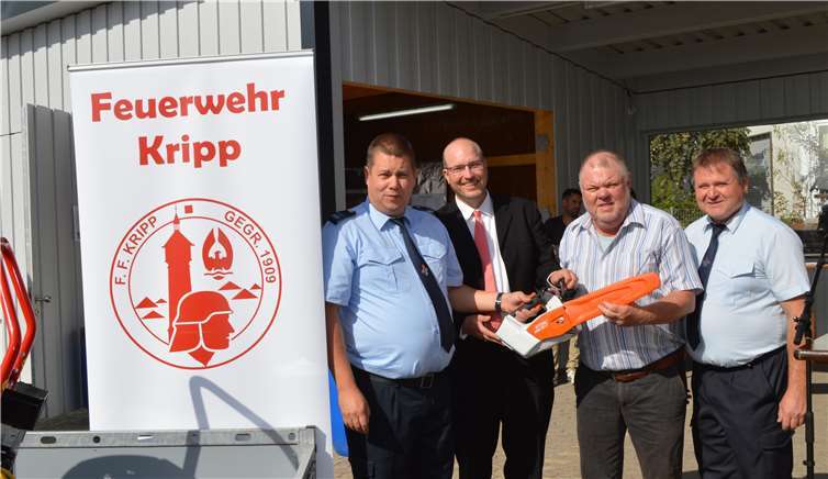 Beim Tag der offenen Tür wurden die Gerätschaften durch den Förderverein vertreten durch Jürgen Blüher übergeben.