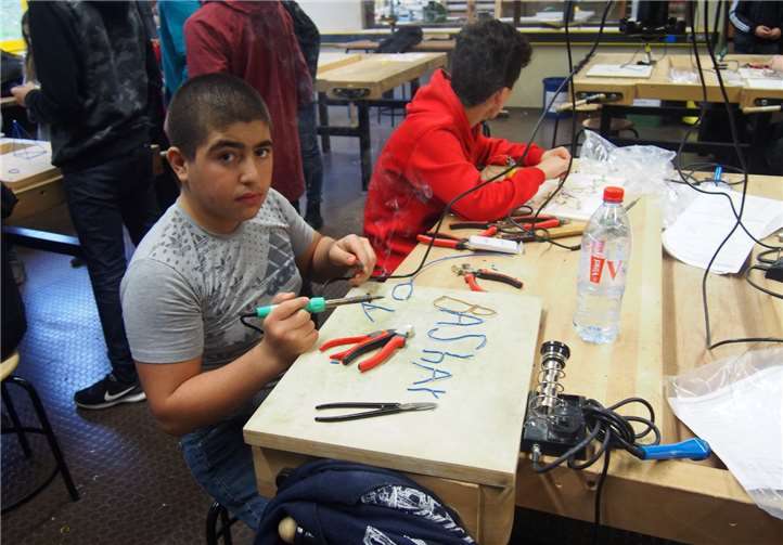 Beim Tag der offenen Tür wurden verschiedene Projekte und AGs der Schule vorgestellt. Die Gruppe Technik und Naturwissenschaften demonstrierte den Umgang mit dem Lötkolben. privat