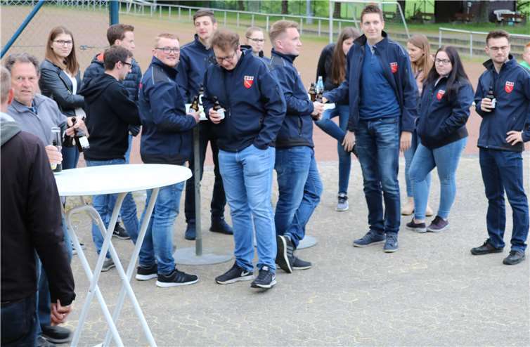 Beim Tanz in den Mai auf dem Sportplatz, war auch die Dorfjugend Raubach zahlreich vertreten. -UP-