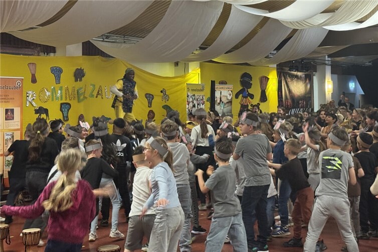 Beim Tanzen sind alle begeistert dabei.