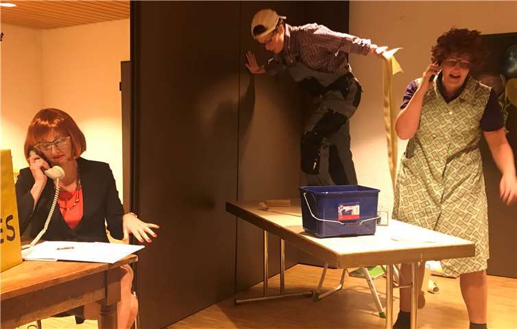 Beim Tapezieren wurde Hilfe gebraucht.Fotos: privat