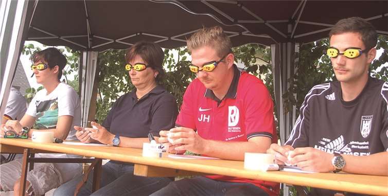 Beim Tastspiel galt es mit verbundenen Augen, Dinge zu ertasten.