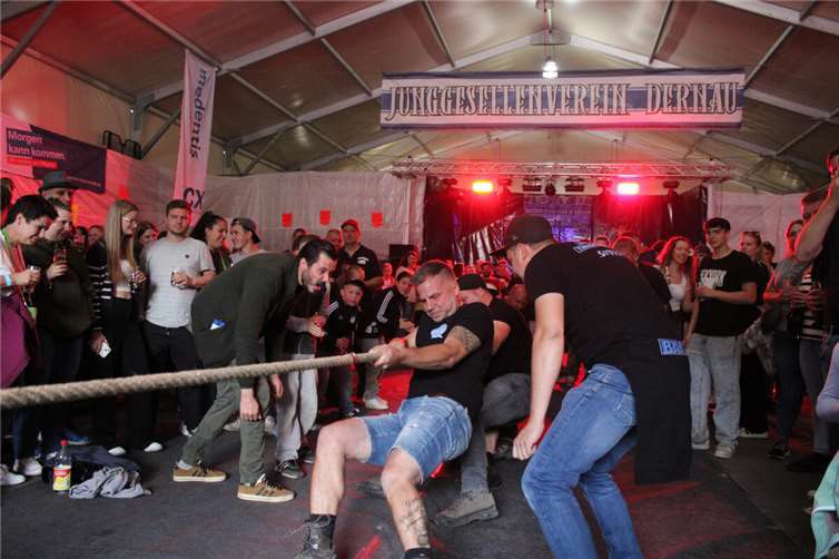 Beim Tauziehen wurde um jeden Millimeter gerungen.  Fotos: DU