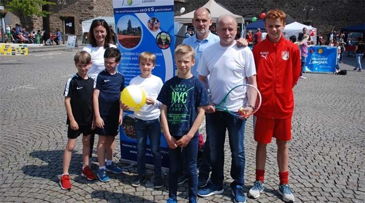 Beim Tennisclub Rhein-Lahn hatten die Besucher des „Tags der Vereine“ die Möglichkeit, sich einmal im „weißen Sport“ zu versuchen. Foto: privat