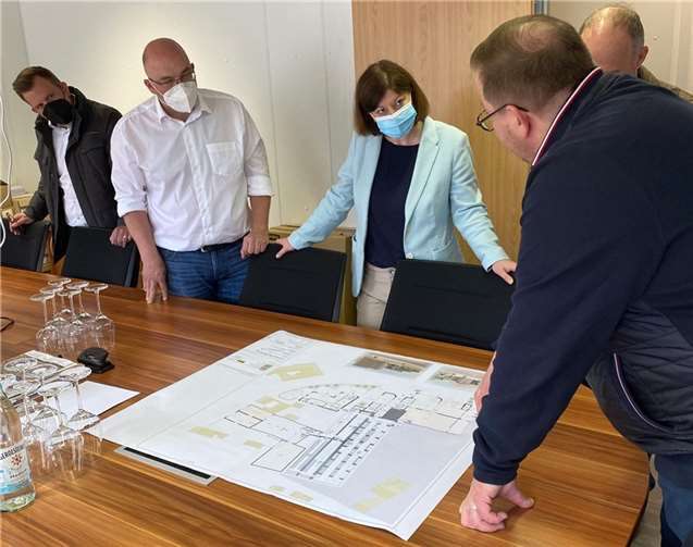 Beim Termin auf dem Gelände der Winzergenossenschaft Mayschoß/Altenahr ging es auch um deren Zukunft.