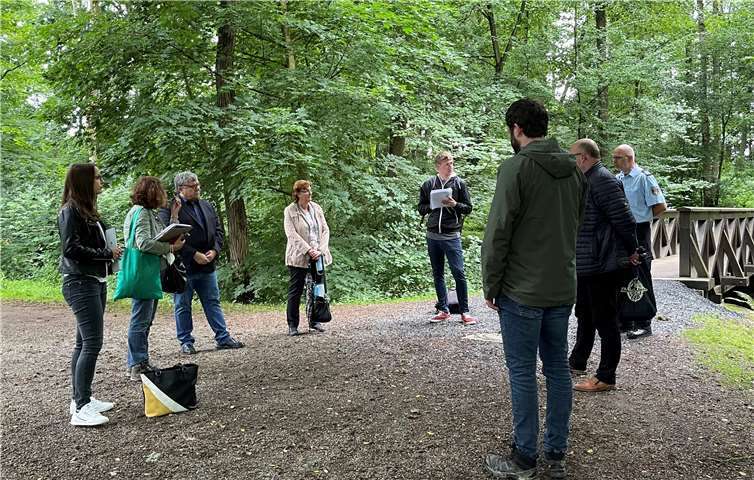Beim Termin in Dierdorf informierte Umweltdezernent Michael Mahlert (3. von links) über die neu installierten Warnpegel.
