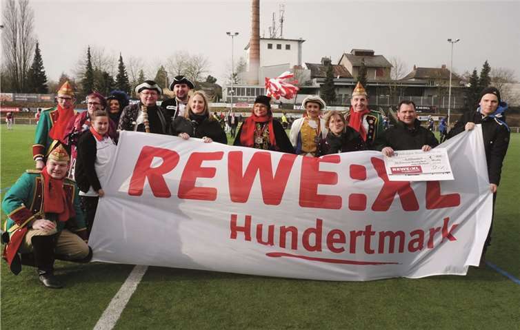 Beim Testspiel der SG Eintracht Mendig/Bell gegen die TuS Koblenz wurde die Spende feierlich überreicht. privat