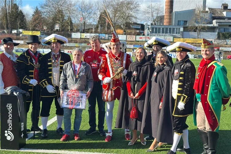 Beim Testspiel gegen den FC Emmelshausen-Karbach schaute auch Prinz Alexander I. mit seinem Hofstaat vorbei.