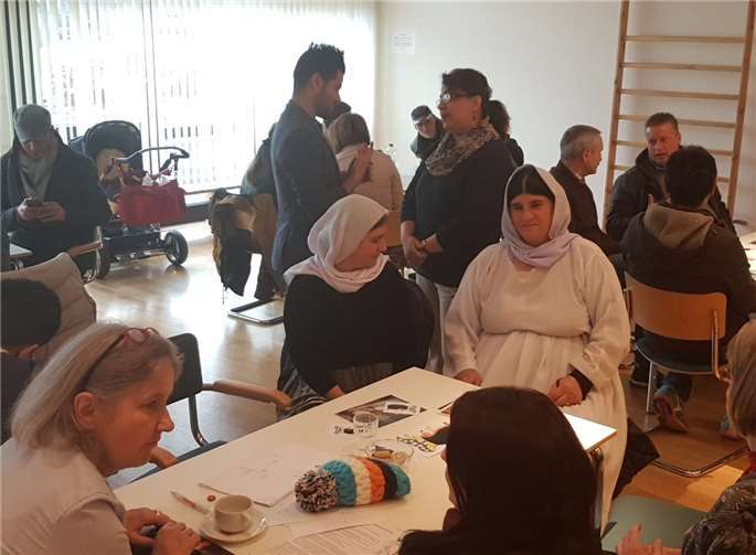 Beim „Tisch des Dialogs“ tauschen sich die Teilnehmer intensiv aus.Stadt Meckenheim