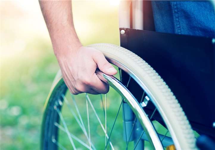 Beim Tischkickern sollen Rollstuhlfahrer ihre sportliche Seite kennenlernen. Fotolia Minerva Studio