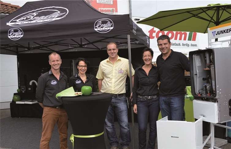 Beim Toom-Herbstfest in Remagen (v.l.): John und Sabine Sheperd, Martin Düwell, Sandra und Alexander Krahe. AB