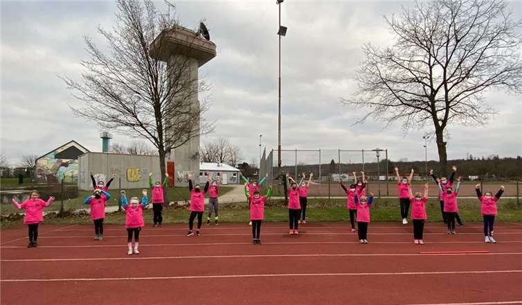 Beim Training im Stadion trugen die Wettkampfturnerinnen des Meckenheimer Sportvereins pink. Foto: privat