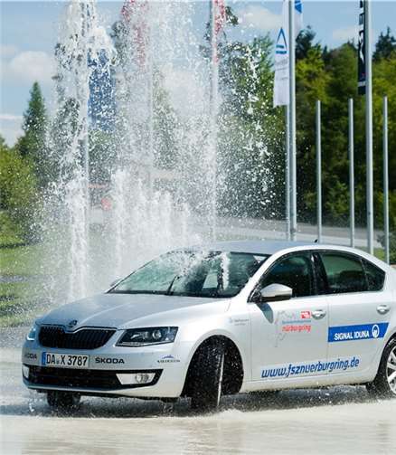 Beim Training lernen die Teilnehmer z.B. das richtige Bremsen bei nasser Fahrbahn. privat