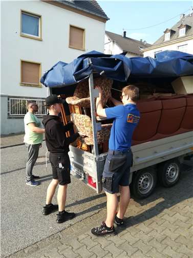 Beim Transport wurde tatkräftig mit angepackt. Foto: privat