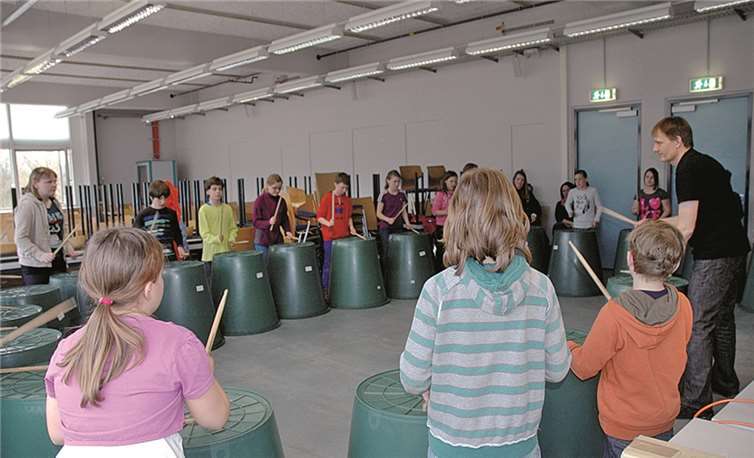 Beim Trash-Drumming tragen die Kinder Gehörschutz zur Schonung des Gehörs. privt