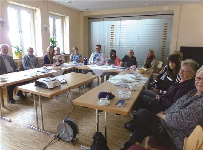 Beim Treffen des Freundschaftskreises wurde auch ein beeindruckender Informationsfilm des Friedensdorfes gezeigt, der die Aktivitäten in vielen Ländern der Welt und in Deutschland dokumentiert. WE