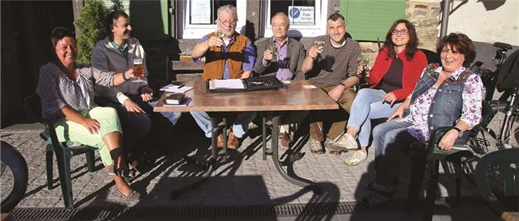 Beim Treffen des Organisationsteams im „Schwarzen Peter“ kamen nicht nur Getränke auf den Tisch, sondern auch viele Ideen.EP
