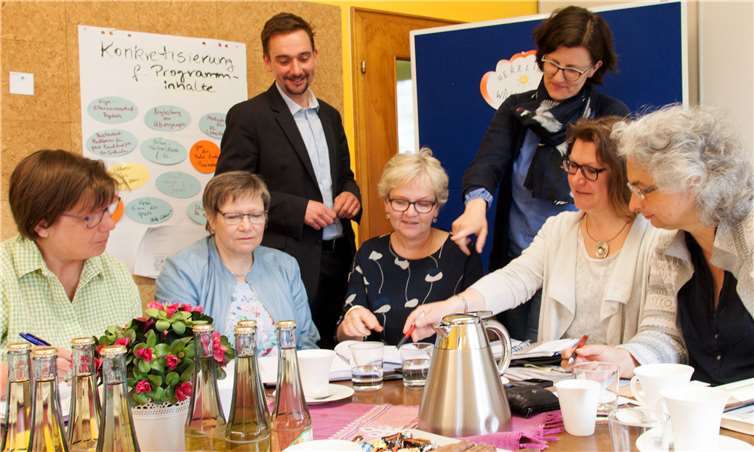 Beim Treffen des regionalen Qualitätszirkels Nord der katholischen Familienbildungsstätten kommen Kornelia Faber (Simmern), Erika Heinen (Bad Neuenahr-Ahrweiler), Nils Zimmermann (Neuwied), Ute Gilles-Adenauer (Linz), Iris Emmerich (Mayen) Stefanie Lange (Andernach) und Felicitas Flöthner (Koblenz) zusammen.Bistum Trier