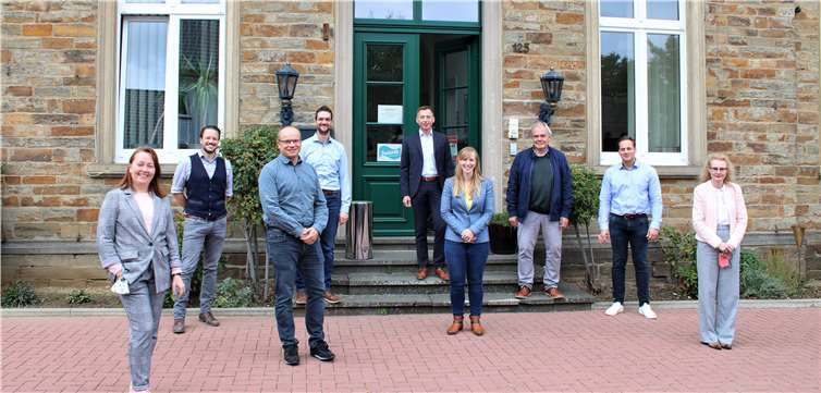 Beim Treffen zum „Runden Tisch“ kamen (v.l.) Adelina Schmidt (2. Standortleiterin Projekt JuAHR), Tino Hackenbruch, Tobias Knebel (4.v.l.), Daniel Stellmacher-Huck (5.v.l.) (alle Jobcenter des Landkreises Ahrweiler), Jens Brehm (3.v.l.) (Dienststellenleiter Agentur für Arbeit, Bad Neuenahr-Ahrweiler), Samira-Kim Dreis (6.v.l.) (Teamleiterin Berufsberatung Agentur für Arbeit, Mayen), Bernd und Max Sorger (beide Geschäftsführer der GFBI) und Elke Dörr-Hosseini (Standortleiterin Projekt JuAHR) in Bad Neuenahr-Ahrweiler zusammen. Foto: privat