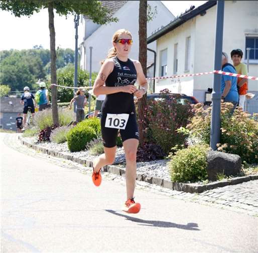 Beim Triathlon in Dreikirchen konnte sich Lynn Bandmann von der Triathlonabteilung des TuS Ahrweiler zum zweiten Mal in die Siegerliste über die Sprintdistanz eintragen. Foto: privat