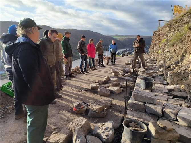 Beim Trockenmauerbaukurs für Mosel-Winzer in Winningen. Copyright: Regionalinitiative „Faszination Mosel“