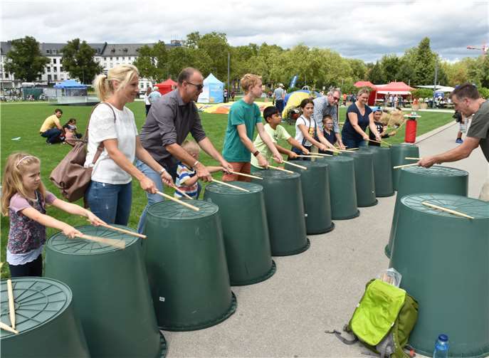 Beim Trommeln auf Kunststofffässer konnte jeder mitmachen.