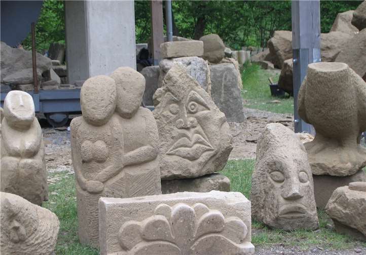 Beim Tuffsteinhämmerkurs können Kids ihre eigenen Kunstwerke schaffen. privat