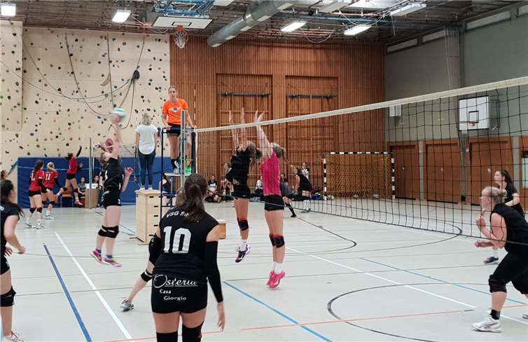 Beim Turnier in heimischer Halle belegten die Sinziger Volleyballerinnen den zweiten Platz.privat