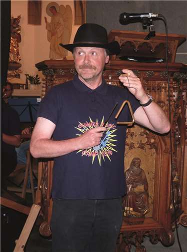 Beim U.S. Field Artillery March hatte der musikalische Betreuer Jürgen Elsenbroich als „äußerst wichtiger Triangel-Solist“ die Lacher des Publikums auf seiner Seite.