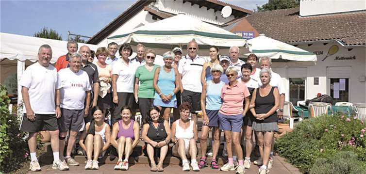 Beim Ü100-Mixed-Turnier hatte der „Ernst“ Platzverbot und nur „Spaß am Tennis“ war gefragt.privat