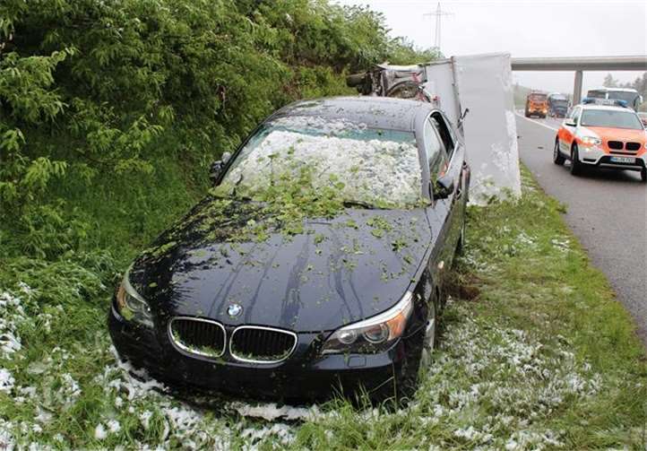 Beim Überholen war ein Pkw-Fahrer mit einem Wohnanhänger kollidiert.Fotos: Polizei