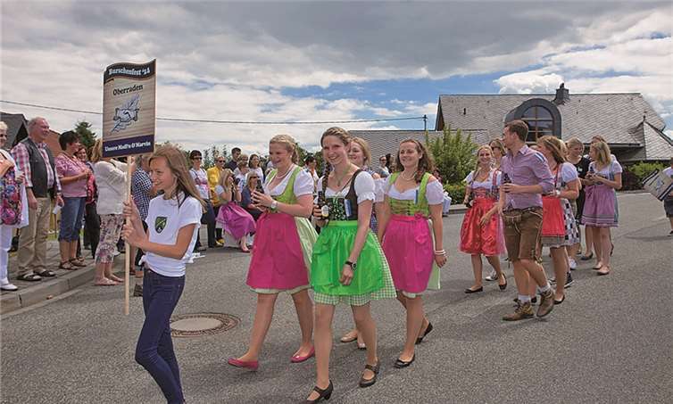 Beim Umzug - die Oberradener Madl’n und Marvin.
