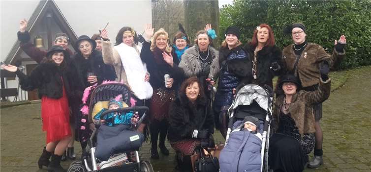 Beim Umzug in Verscheid feierten die Möhnen die Jubiläumszeit. Fotos: Möhnenverein „Mokkakännchen“