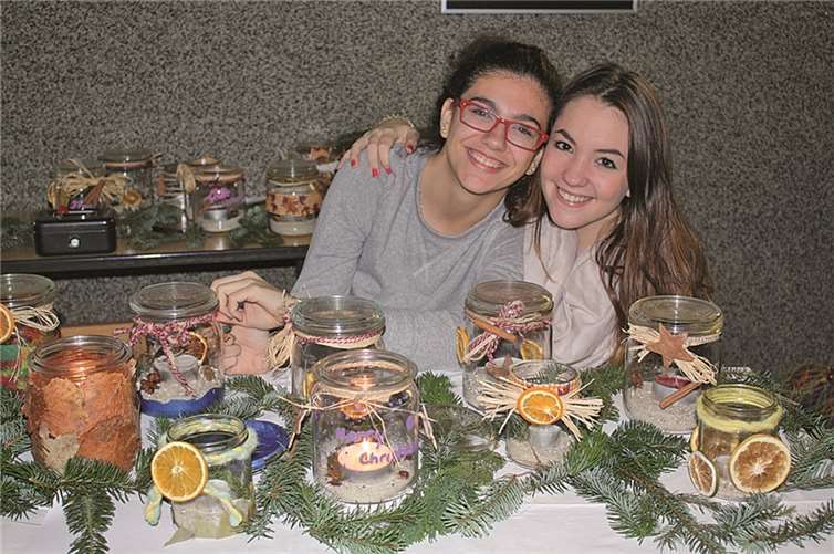 Beim Ursulafest Anfang November waren viele schöne Dinge gebastelt worden, welche die Schülerinnen an ihren adventlich dekorierten Ständen mit Feuereifer anboten. privat